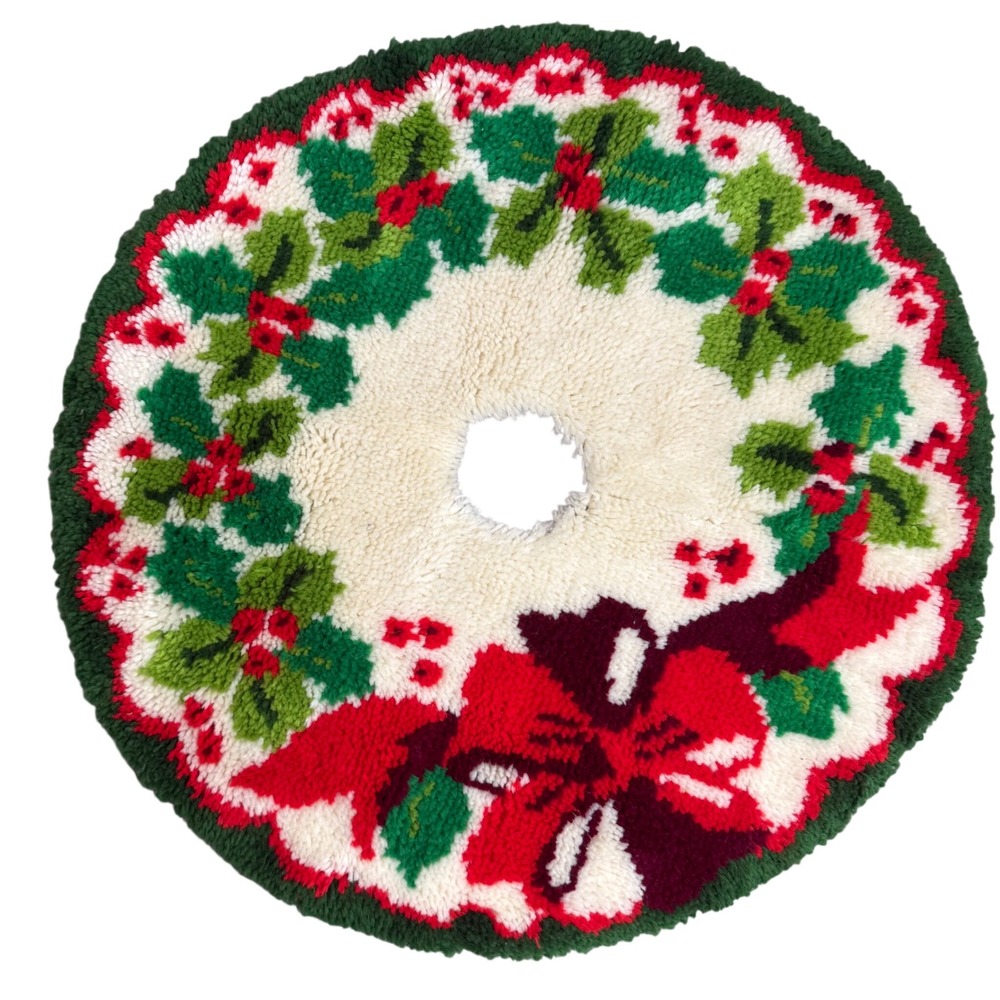 Vintage Latch Hook Christmas Tree Skirt Holly Wreath Red Bow 33 Inch Round Retro